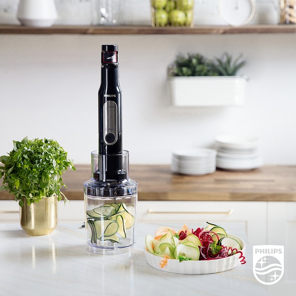 А это фото мы посвящаем нашим любимым бабушкам : дорогие наши, всё в порядке, мы едим вкусно и полезно! Ведь у нас есть блендер Philips HR2657, с которым можно сделать всё: от сочного смузи до нежнейшего пюре. Наша особенная гордость — уникальная насадка-спиралайзер, которая позволяет нарезать овощи и фрукты в виде спиралей, спагетти и лингвини. С ней овощная паста — полезная альтернатива калорийным гарнирам. Узнайте больше: 